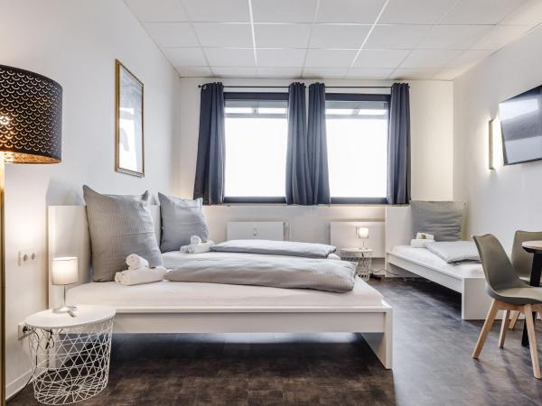 MidTown Nuernberg : photo 9 de la chambre chambre triple avec salle de bains commune