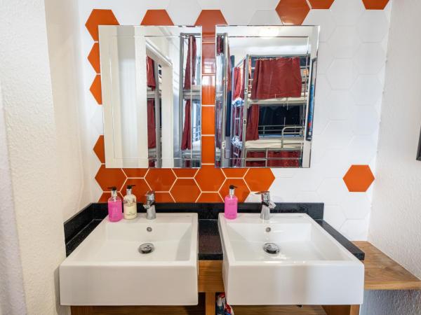 St Christopher's Inn Camden : photo 2 de la chambre lit en dortoir mixte de 9 lits avec salle de bains commune