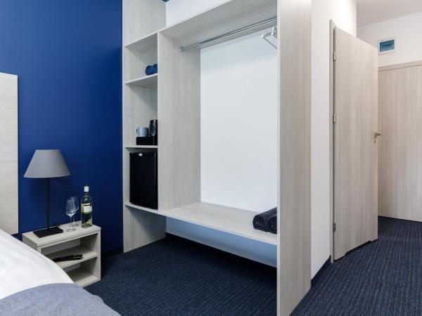 AQUA HOUSE : photo 4 de la chambre chambre double avec lit d'appoint