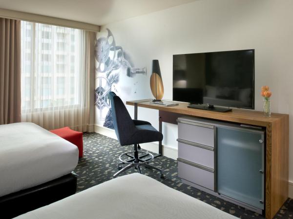Kimpton Hotel Palomar Los Angeles Beverly Hills, an IHG Hotel : photo 6 de la chambre chambre avec 2 lits doubles et baignoire accessible aux personnes à mobilité réduite