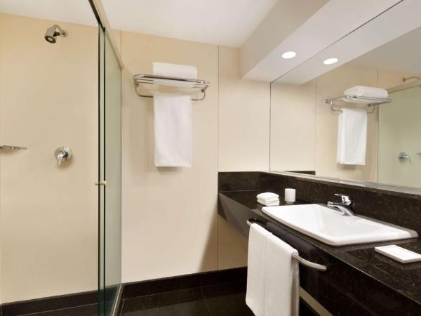 Hilton Copacabana Rio de Janeiro : photo 6 de la chambre chambre lit king-size - vue sur ville