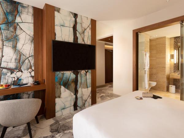 Novotel Tunis Lac : photo 8 de la chambre suite supérieure avec 1 lit double et coin salon