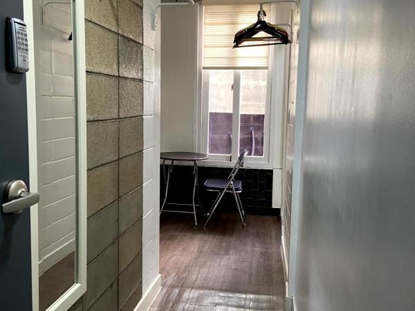 Itaewon Yellow Guesthouse : photo 9 de la chambre chambre lits jumeaux avec salle de bains privative