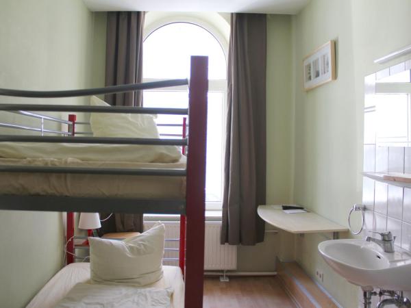 Buch-Ein-Bett Hostel : photo 1 de la chambre chambre lits jumeaux avec salle de bains privative sur même Étage