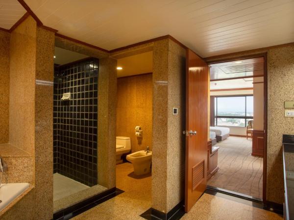 Centara Riverside Hotel Chiang Mai : photo 6 de la chambre grande suite lit king-size - vue sur rivière