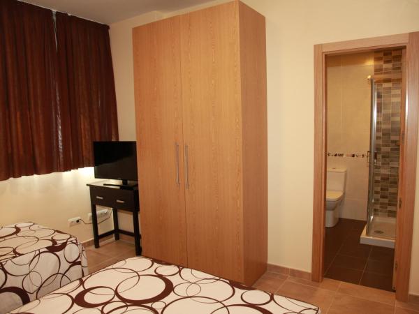 Hostal Doña Manuela : photo 4 de la chambre chambre deluxe avec 2 lits queen-size