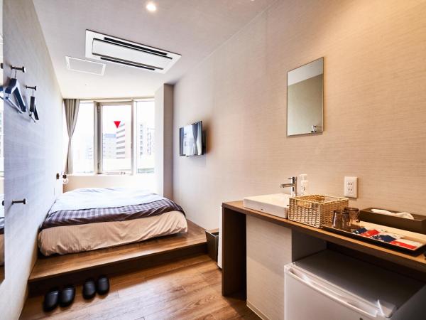 &AND HOSTEL HOMMACHI EAST : photo 3 de la chambre chambre double avec salle de bains commune