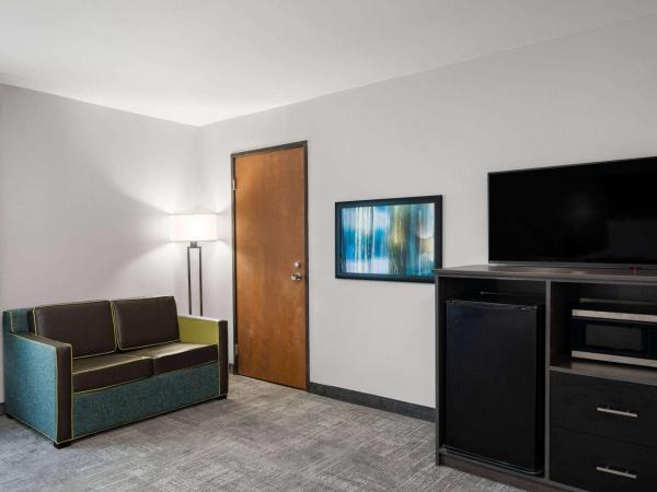 La Quinta Inn by Wyndham Indianapolis Airport Executive Dr : photo 2 de la chambre suite studio lit king-size - non-fumeurs