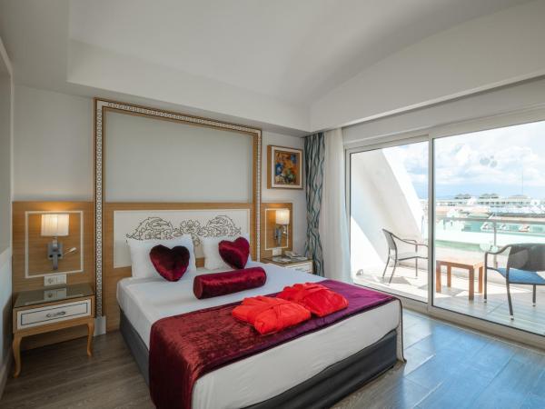 Crystal Waterworld Resort & Spa - Ultimate All Inclusive : photo 1 de la chambre suite avec jacuzzi