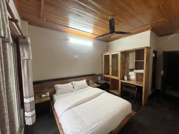 Hotel Night Trails : photo 1 de la chambre chambre lit queen-size avec balcon