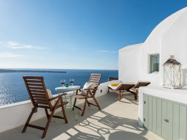 Fanari Villas : photo 2 de la chambre suite lune de miel cliff nest avec baignoire spa privée et vue sur la caldeira *accès par de nombreuses marches