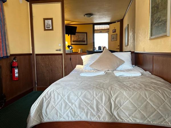 Den Röda Båten : photo 3 de la chambre cabine sur bateau avec salle de bains privative