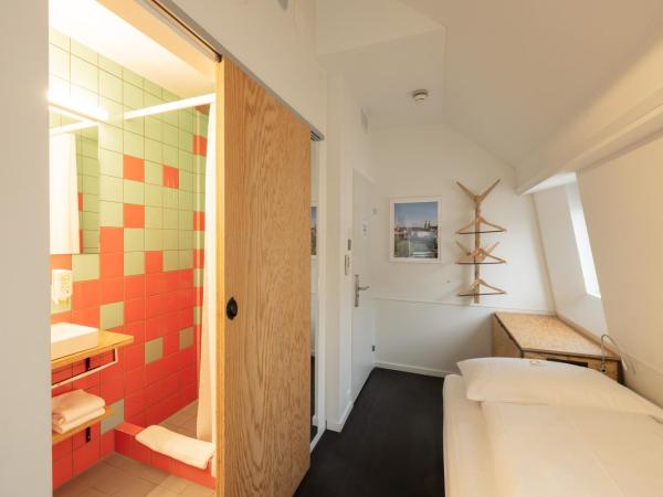 Fred Guest House Zürich Hauptbahnhof : photo 6 de la chambre chambre lits jumeaux