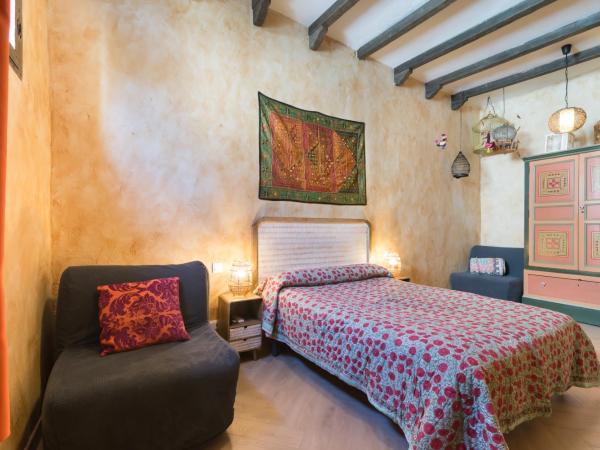 Hostal Artistic B&B : photo 3 de la chambre grande chambre double