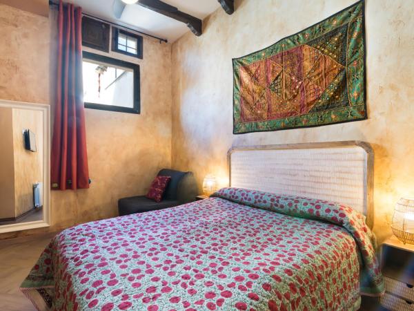 Hostal Artistic B&B : photo 1 de la chambre grande chambre double