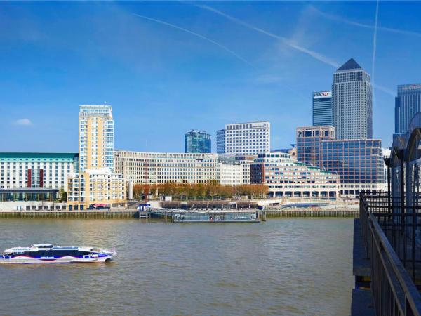 DoubleTree by Hilton London - Docklands Riverside : photo 3 de la chambre chambre lit king-size deluxe avec vue et balcon