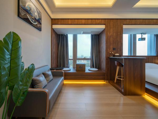 Xingyin Cloudy Hotel Guangzhou Changgang Subway Station - Free Shuttle Bus to Canton Fair Complex During Canton Fair Period : photo 1 de la chambre city view king suite