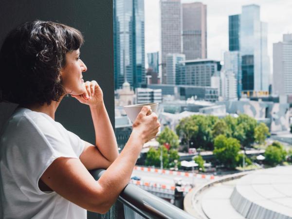 Quay West Suites Melbourne : photo 1 de la chambre one-bedroom deluxe apartment with one king bed and balcony