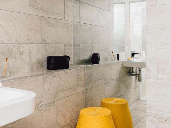 Quay West Suites Melbourne : photo 2 de la chambre one-bedroom superior king suite with balcony and city view - floors 4-9