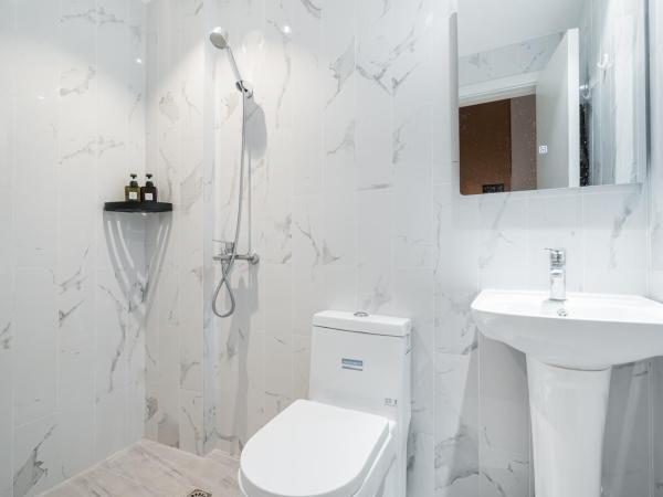 Joy Hongqiao Airport and Railway Hotel : photo 3 de la chambre lit dans dortoir pour hommes de 4 lits