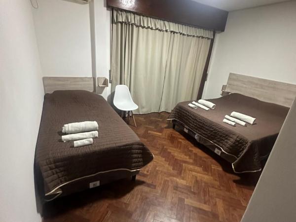 Hostel San Vicente : photo 4 de la chambre chambre double avec balcon (3 adultes)