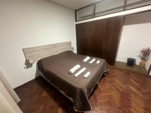 Hostel San Vicente : photo 2 de la chambre chambre double avec balcon (3 adultes)