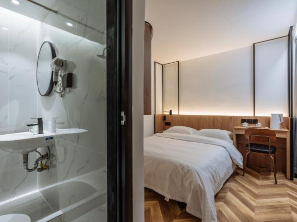 POSHPACKER·Chengdu Local Tea Hostel : photo 4 de la chambre chambre double confort avec salle de bains privative