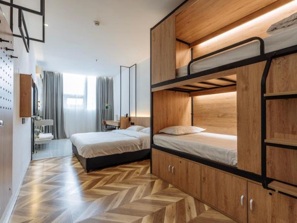 POSHPACKER·Chengdu Local Tea Hostel : photo 3 de la chambre chambre quadruple familiale avec salle de bains privative