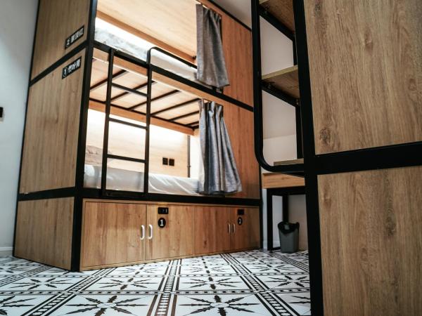 POSHPACKER·Chengdu Local Tea Hostel : photo 3 de la chambre lit dans un dortoir femmes de 4 lits avec salle de bains privative