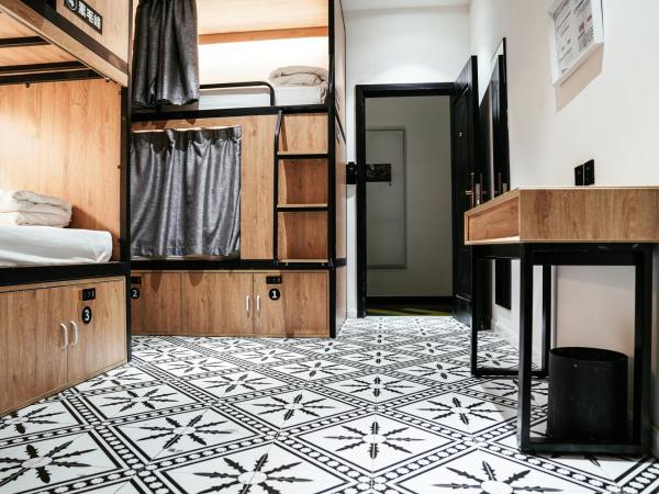 POSHPACKER·Chengdu Local Tea Hostel : photo 6 de la chambre lit dans un dortoir femmes de 4 lits avec salle de bains privative