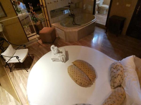 Hostal Avenida Andalucia : photo 2 de la chambre suite lit king-size avec baignoire spa