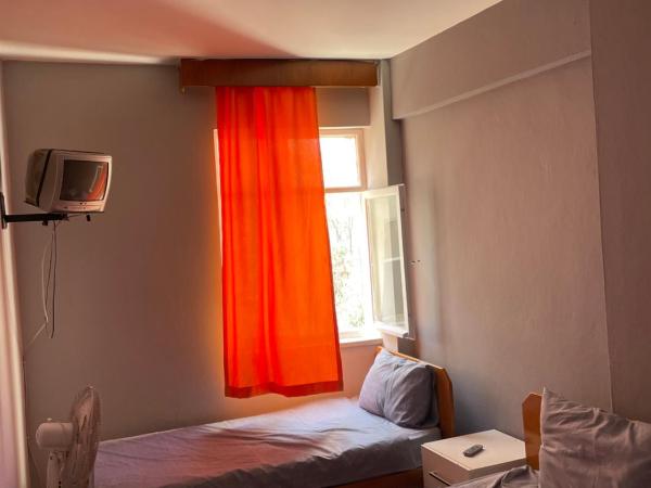 Ersoy Ak Pansiyon : photo 2 de la chambre chambre triple Économique avec salle de bains commune