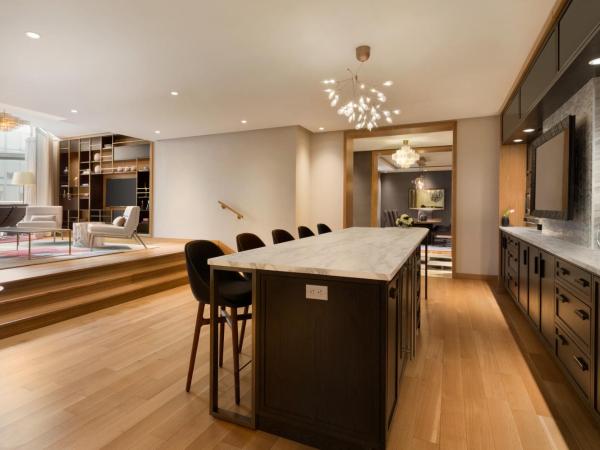 Fairmont The Queen Elizabeth : photo 6 de la chambre suite lit king-size royale ville marie avec salon gold