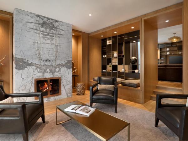 Fairmont The Queen Elizabeth : photo 8 de la chambre suite lit king-size royale ville marie avec salon gold