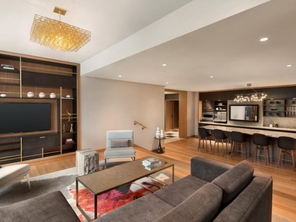 Fairmont The Queen Elizabeth : photo 5 de la chambre suite lit king-size royale ville marie avec salon gold