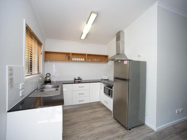 Ingenia Holidays Taigum : photo 3 de la chambre chalet 2 chambres avec baignoire spa - the billabong