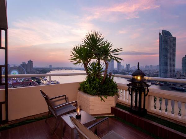 Ramada Plaza by Wyndham Bangkok Menam Riverside : photo 1 de la chambre suite lit king-size avec terrasse