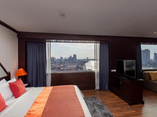 Ramada Plaza by Wyndham Bangkok Menam Riverside : photo 3 de la chambre suite lit king-size avec terrasse