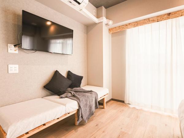 WAYFARER Kyoto Shijo : photo 5 de la chambre hébergement lits jumeaux essentiel - non-fumeurs