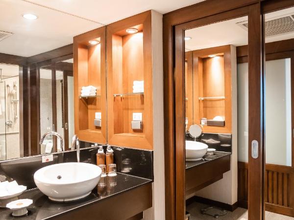 Ramada Plaza by Wyndham Bangkok Menam Riverside : photo 2 de la chambre suite lit king-size avec balcon - vue sur rivière