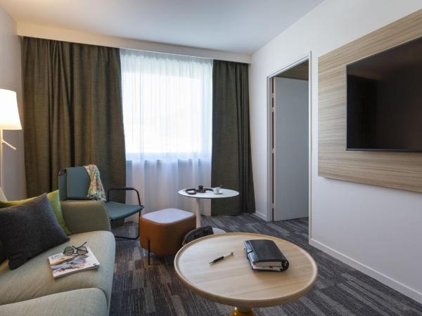 Novotel Annecy Centre Atria : photo 3 de la chambre suite avec 1 lit double - vue sur montagne