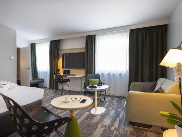 Novotel Annecy Centre Atria : photo 1 de la chambre suite avec 1 lit double - vue sur montagne