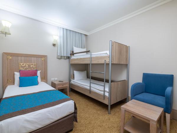 Crystal Family Resort & Spa - Ultimate All Inclusive : photo 4 de la chambre chambre familiale avec lits superposés (3 adultes + 2 enfants)