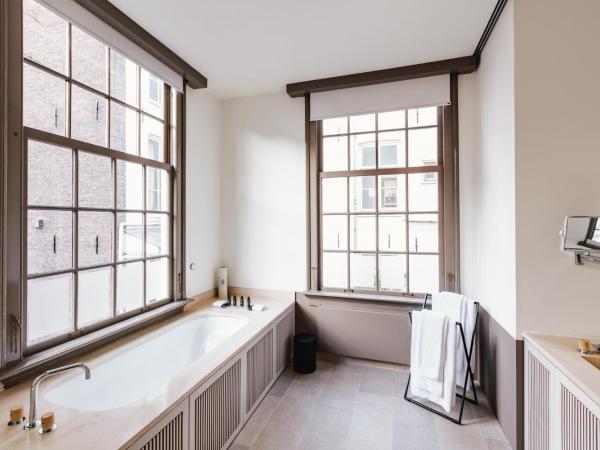The Dylan Amsterdam - The Leading Hotels of the World : photo 8 de la chambre suite de luxe - vue sur jardin