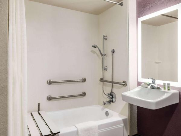 La Quinta Inn by Wyndham San Antonio Lackland : photo 2 de la chambre chambre lit king-size avec baignoire - accessible aux personnes à mobilité réduite/malentendantes - non-fumeurs