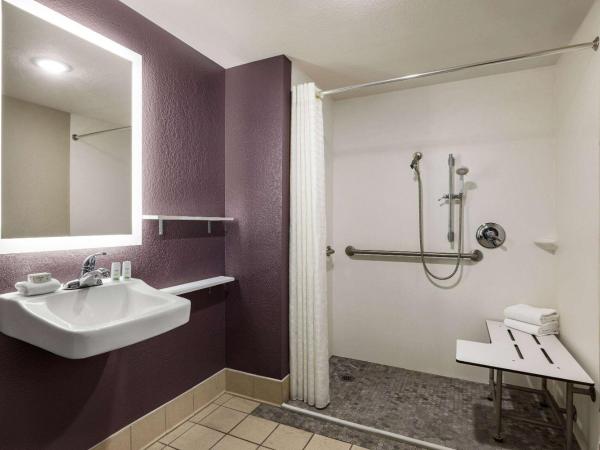 La Quinta Inn by Wyndham San Antonio Lackland : photo 1 de la chambre double room with two double beds and roll in shower - non-smoking
