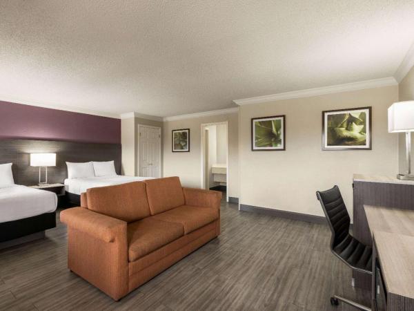 La Quinta Inn by Wyndham San Antonio Lackland : photo 5 de la chambre corner suite with two double beds - non-smoking