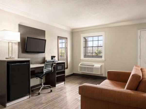 La Quinta Inn by Wyndham San Antonio Lackland : photo 3 de la chambre corner suite with two double beds - non-smoking