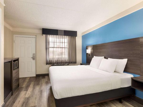 La Quinta Inn by Wyndham San Antonio I-35 N at Toepperwein : photo 4 de la chambre chambre lit king-size avec baignoire - accessible aux personnes à mobilité réduite/malentendantes - non-fumeurs