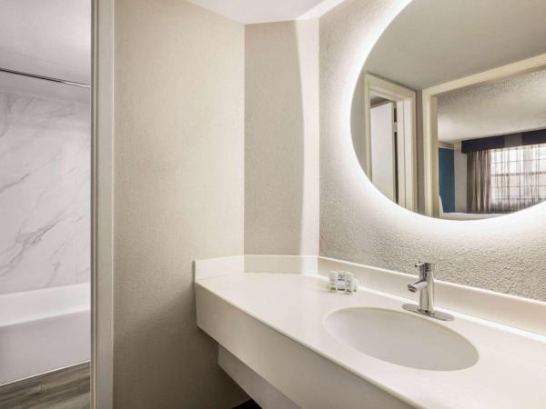 La Quinta Inn by Wyndham San Antonio I-35 N at Toepperwein : photo 2 de la chambre chambre avec 2 lits doubles et douche accessible en fauteuil roulant - adaptée aux personnes à mobilité réduite/malentendantes - non-fumeurs